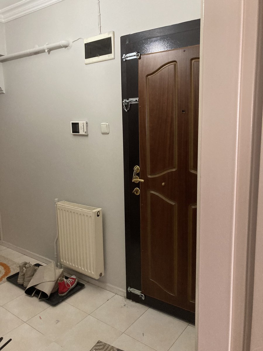 Koçbaşıyla gelse aç hadi açabiliyosan amınakoyım der kapının arkasından izlerim