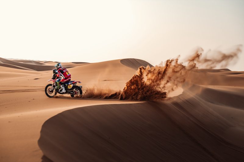 CCRally_cl's tweet photo. LOS CHILENOS ATACAN EN LA ETAPA 2 DEL DAKAR 2024: CORNEJO GANADOR EN MOTOS, QUINTANILLA P3, CHALECO Y CASALE EN EL TOP 6

Los pilotos chilenos disfrutaron una etapa que prometía más dunas y navegación que el día anterior donde se enfrentaron a la piedra volcánica y consiguieron sólidos resultados que los ponen prendidos en la clasificación general de sus categorías.

La actuación destacada del día fue para Nacho Cornejo (Honda), con el iquiqueño quedándose con la victoria de etapa con un tiempo de 4 horas, 24 minutos y 17 segundos para los 460 kilómetros del día superando por 5:59 a Luciano Benavides. Con el resultado, Cornejo escala a la P2 en la clasificación general a 2:55 de Ross Branch (Hero).

Pablo Quintanilla (Honda) también tuvo un sólido día, quedándose en la tercera posición del día a 6:12, con lo que escala a la P4 general a 15:20 de Branch.

Tomás de Gavardo fue P46 y John Medina Salazar anotó la P86.

En la clase Challenger, las distancias siguen siendo acotadas con los chilenos en el grupo de punta. Eryk Gozcal (Taurus) volvió a anotar el triunfo y se mantiene líder de la general. Chaleco López (Can-Am) fue quinto hoy a solo 4:05 de la punta y se mantiene P6 en la general, a 24:17.

Ignacio Casale (Yamaha) registró el sexto puesto hoy a 5:44 del líder y sube una posición a P8 en la general a 32:04 de Gozcal.

Lamentablemente se registró el abandono de la dupla uruguaya-chilena formada por Patricia Pita y Paolo Boggioni (Astara) que sufrieron un fuerte vuelco ayer y no pudieron reparar.

En los autos, la victoria del día fue para Stephane Peterhansel (Audi) seguido de Loeb, Quintero y Al-Attiyah. Carlos Sainz (Audi) fue octavo y con el resultado se pone primero en la clasificación general. Sainz tiene una ventaja de 1:51 sobre Yazeed Al-Rajhi y 4:17 sobre Sebastien Loeb.

Mañana comienza la Etapa Maratón (sin asistencia) entre Al Duwadiwi y Al Salamiya donde se esperan tramos técnicos de piedra y algunas dunas.

#dakar2024 #dakar #dakarrally #rallydakar #ignaciocasale #Nachocornejo #pabloquintanilla #chalecolopez