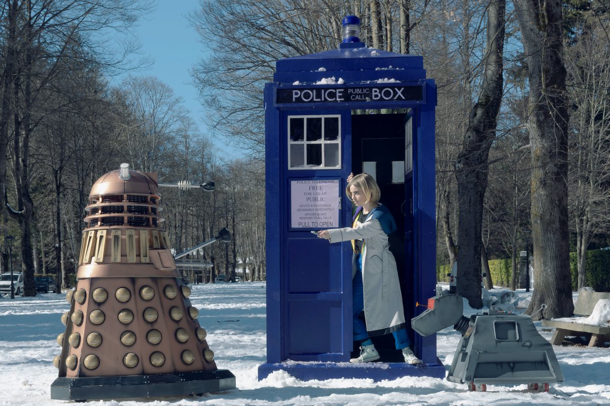 La épica lucha entre la doctora y un Dalek es aún más dramática en un lindo paisaje nevado, ¿no os parece?

Fotógrafa: <a href="/andreacabeza_/">Andrea Cabeza</a>
#WhoXperience #DoctorWho #Cosplay #Tardis #Dalek #photoshoot