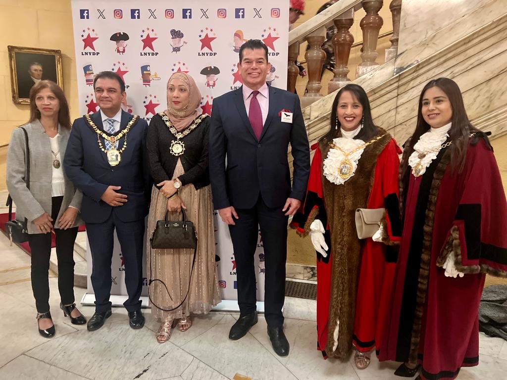 Our Colombiano Carlos Corredor of ⁦@AymaraSocial⁩ standing proud amongst Mayors of London then up to Gladstone’s Library, Number One Whitehall, for The London New Year’s Day Parade Plaque presentation reception, ⁦@Lnydp⁩ ⁦@cosouthwark⁩ ⁦@UNISONWestmin⁩