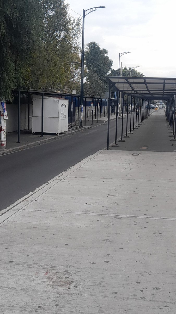 maraescalera's tweet photo. @Alc_Iztapalapa están instalando puesto a fuera del.@MetroCDMX  estación  Atlalilco.  Cuanto fue de mordida? Esa avenida  es libre de puestos.  Es peligroso para asaltos. https://t.co/2tf4r0vTb9