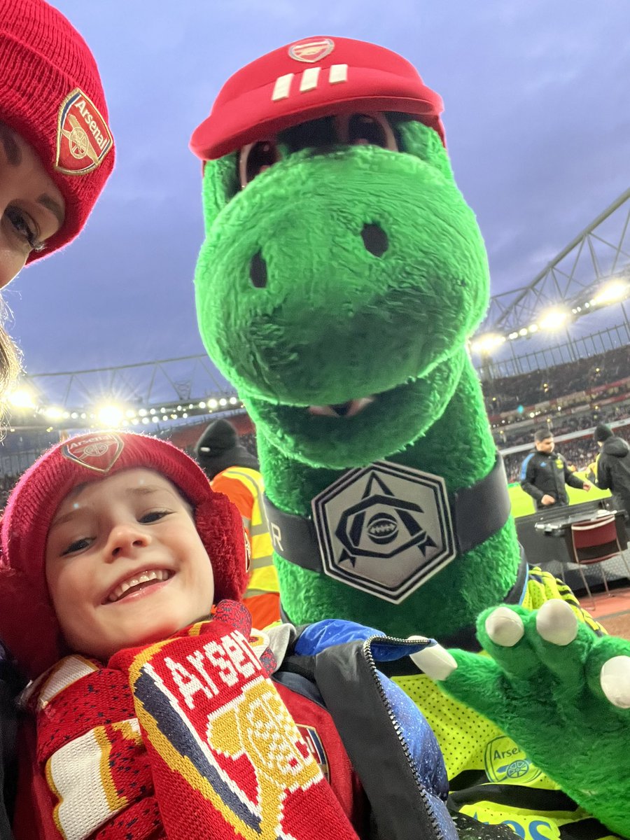 kjbennett79's tweet photo. Blakes first @Arsenal match - highlight was meeting Gunnersaurus https://t.co/0k7mXwetoO