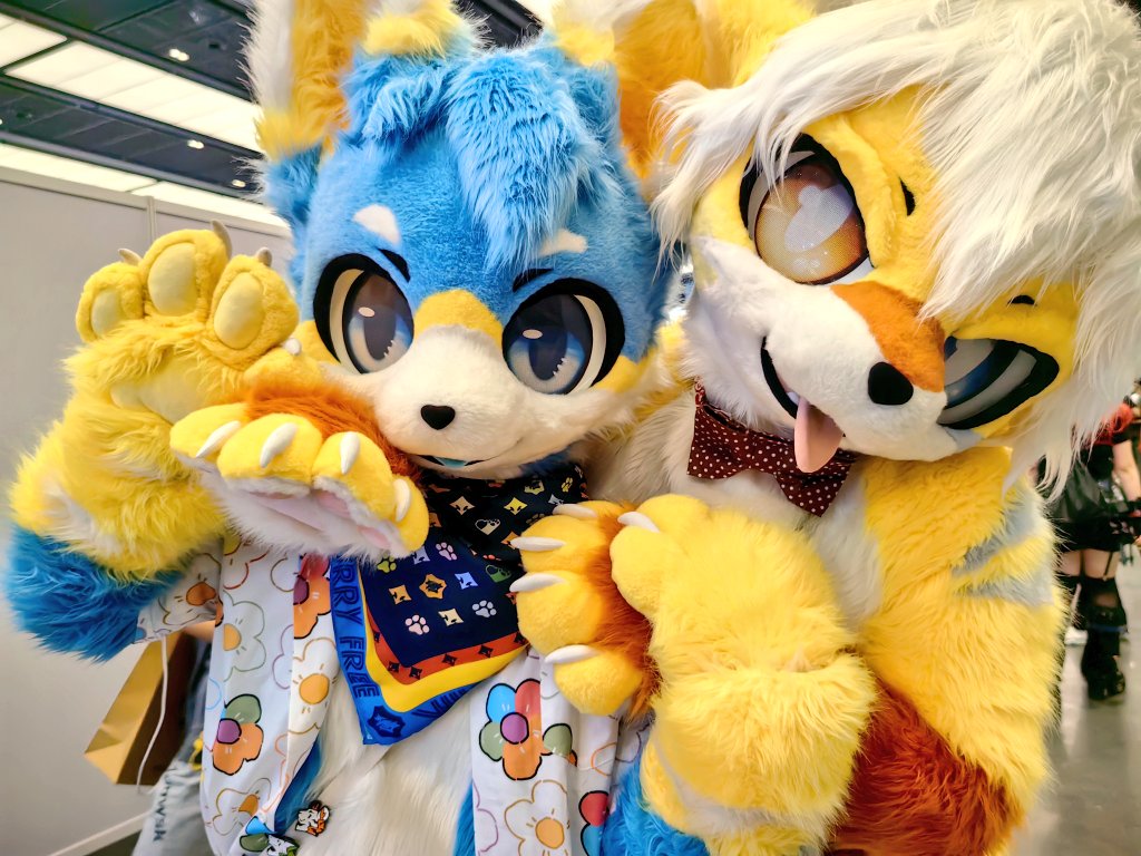 With <a href="/Shizhiheya/">是纸鹤呀</a> 💛
贴贴！
📸 <a href="/kemonozoey/">Zong粽</a> 
#FursuitFriday