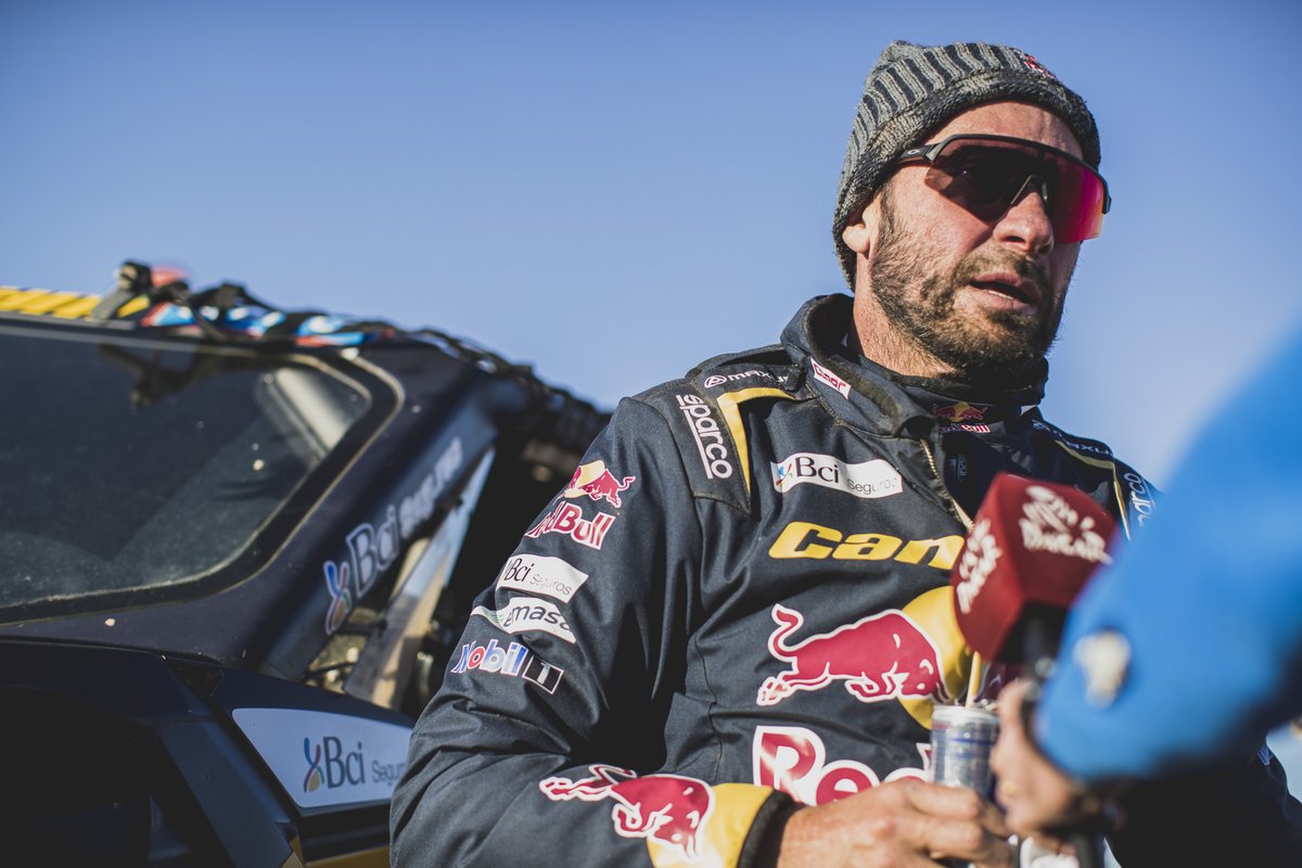 LOS CHILENOS ATACAN EN LA ETAPA 2 DEL DAKAR 2024: CORNEJO GANADOR EN MOTOS, QUINTANILLA P3, CHALECO Y CASALE EN EL TOP 6

Los pilotos chilenos disfrutaron una etapa que prometía más dunas y navegación que el día anterior donde se enfrentaron a la piedra volcánica y consiguieron