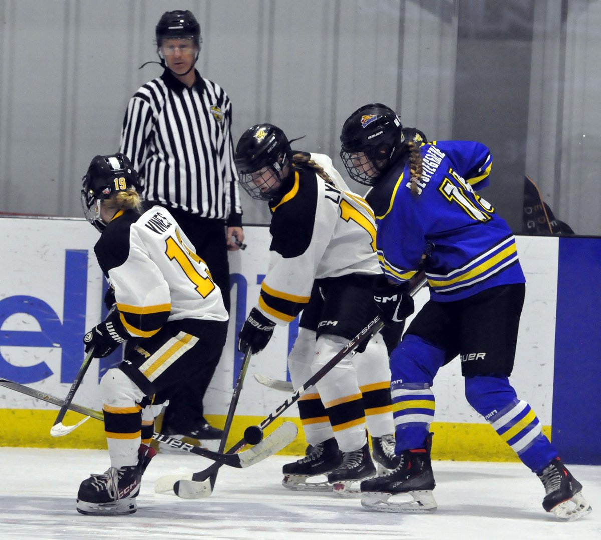 julesxavier59's tweet photo. Refs are part of the game, from puck dropping to putting in pegs on the nets. Dealing with traffic. Action from BWK U15 AAA tilt with @U15AAAWildcats https://t.co/0fn7lUz0ty