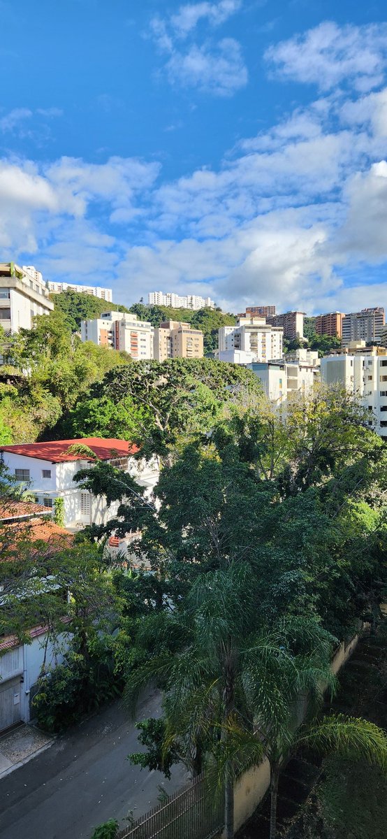 ivanxcaracas's tweet photo. Desde octubre 2023 Santa Rosa de Lima y San Román han sufrido #apagones de hasta 2 días (hoy llevamos 3 hrs ) que evidencian la incapacidad de @CorpoelecInfo que en  cada evento ha indicado dio con la solución y en días la avería retorna. Las fallas del SEN se maximizan aquí. https://t.co/AmTDKYm9g8