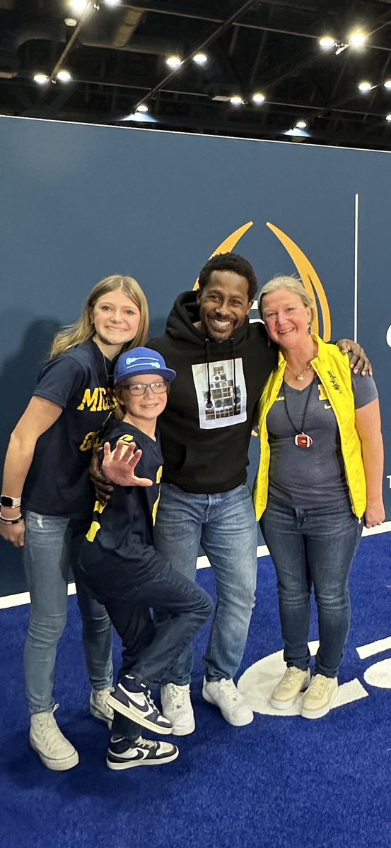MaryEMueller's tweet photo. Met one of the Michigan GOATS today! #GoBlue #dreamcometrue #NationalChampionship @DesmondHoward https://t.co/GLoY5AdCCe