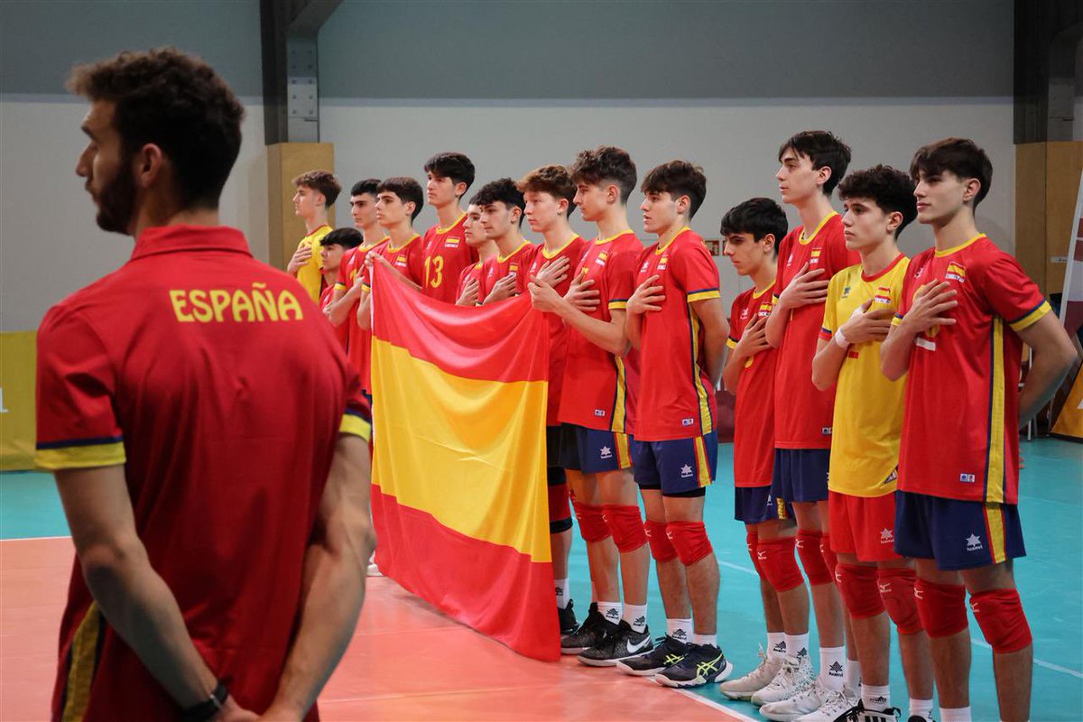RFEVB's tweet photo. #EspañaSub18 | BRONCE en Frankfurt 🥉🤩 La Selección Sub18 Masculina también finaliza el WEVZA de su categoría subiendo al podio💪🏽
Los pupilos de Fredinson Mosquera vencieron por 3️⃣-0️⃣ a Alemania en la batalla por la TERCERA POSICIÓN ✅‼️
¡¡ Enormes #MiniRedLynxes !! https://t.co/R864gOrOLs