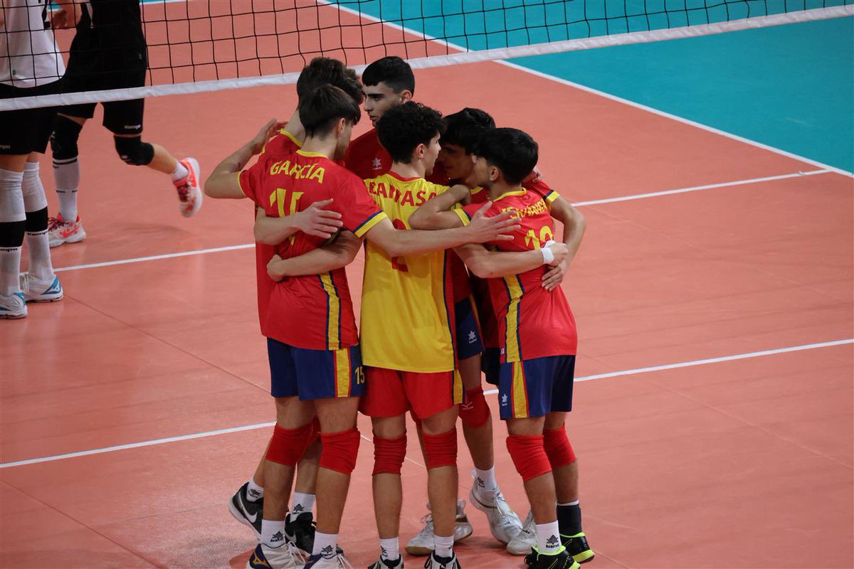 RFEVB's tweet photo. #EspañaSub18 | BRONCE en Frankfurt 🥉🤩 La Selección Sub18 Masculina también finaliza el WEVZA de su categoría subiendo al podio💪🏽
Los pupilos de Fredinson Mosquera vencieron por 3️⃣-0️⃣ a Alemania en la batalla por la TERCERA POSICIÓN ✅‼️
¡¡ Enormes #MiniRedLynxes !! https://t.co/R864gOrOLs