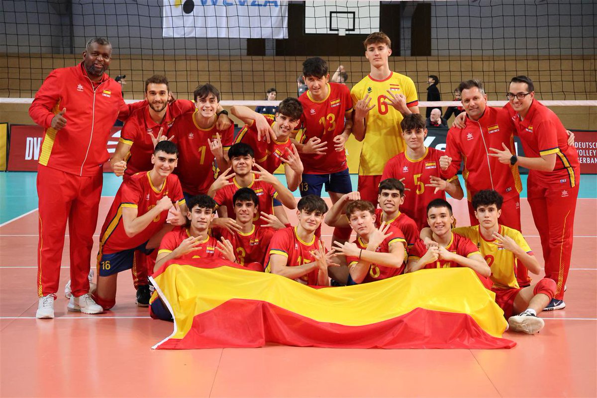 RFEVB's tweet photo. #EspañaSub18 | BRONCE en Frankfurt 🥉🤩 La Selección Sub18 Masculina también finaliza el WEVZA de su categoría subiendo al podio💪🏽
Los pupilos de Fredinson Mosquera vencieron por 3️⃣-0️⃣ a Alemania en la batalla por la TERCERA POSICIÓN ✅‼️
¡¡ Enormes #MiniRedLynxes !! https://t.co/R864gOrOLs