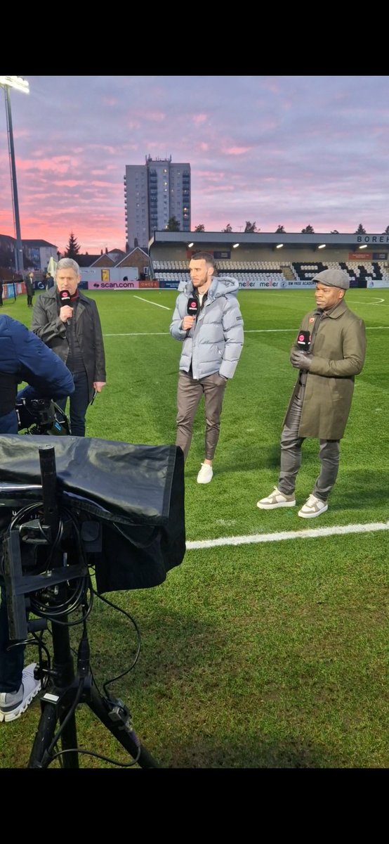 Top day on @TheVanaramaNL covering @BOREHAM_WOODFC vs @YorkCityFC on @tntsports. I just love this team. @msmith850 @LiamAhogan @JeffBrazier @adamsummerton @adamvirgs19 @JuliaSnowdonMUA @jordbuckingham1 @casey_baughan @GGotham & all the NL team, it's ALWAYS a pleasure 🫶🏾