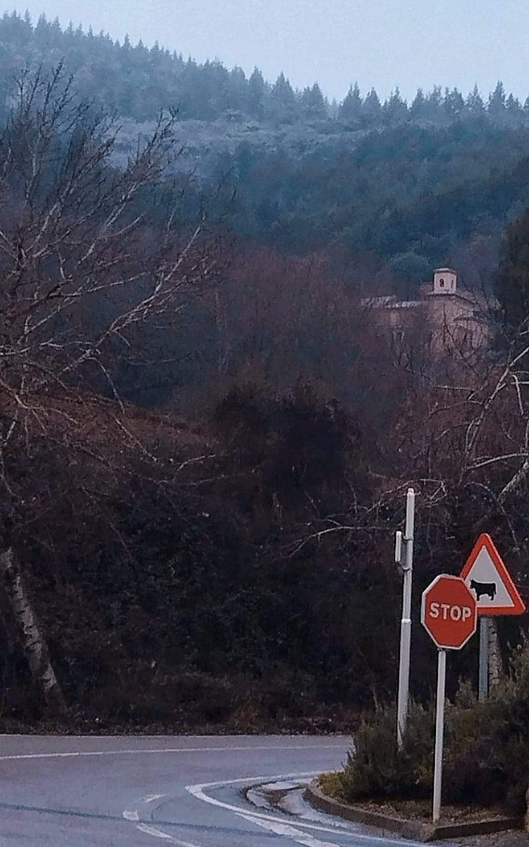 visitYuso's tweet photo. La nieve asoma por las peñas del Monasterio de Suso #MonasterioDeSuso #rt 🔁 https://t.co/dPVrtOH5IS