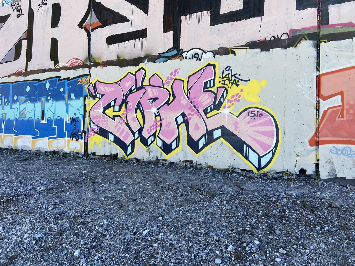 LuckeOne1's tweet photo. Early Sesh with @plinydawelder @daze1arts @ciphe in SB cold one. #graffiti #sb #2sr5 #luckeone #punkmickey #punker #sesh #graffart #mtn94 #loopcolors #hardcore #paint #art #california #disneyfreak https://t.co/9KmMDRpHNg