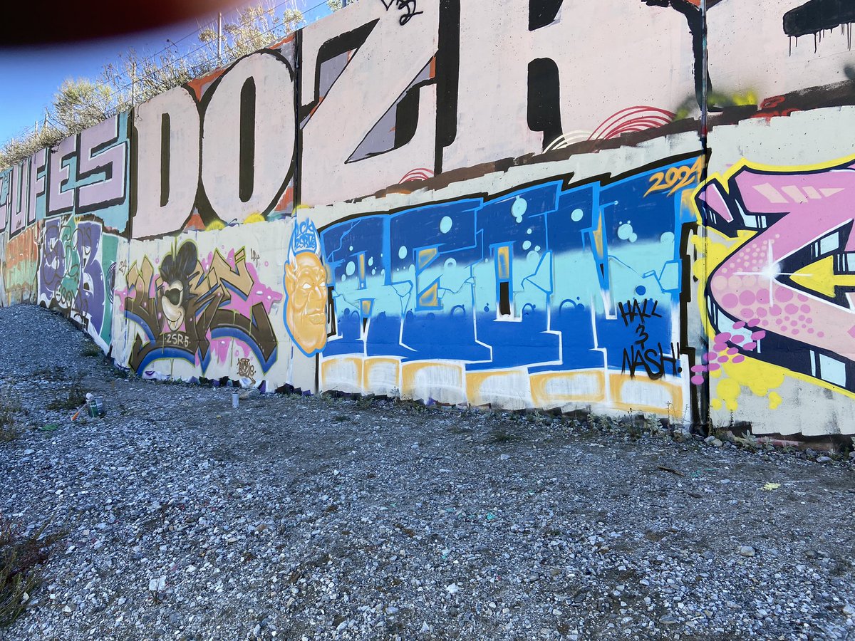 LuckeOne1's tweet photo. Early Sesh with @plinydawelder @daze1arts @ciphe in SB cold one. #graffiti #sb #2sr5 #luckeone #punkmickey #punker #sesh #graffart #mtn94 #loopcolors #hardcore #paint #art #california #disneyfreak https://t.co/9KmMDRpHNg