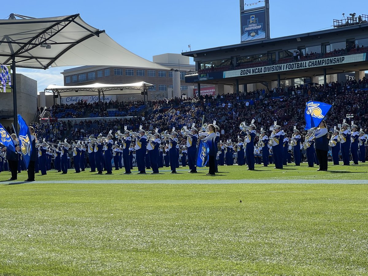 IceBorg's tweet photo. @GoJacksFB @GoJacksSDSU Good band show at half.  2nd half is underway.  Montana ball to start things.  @GoJacksFB lead 7-3 in the #FCSChampionship https://t.co/bZ7z2UKr8J