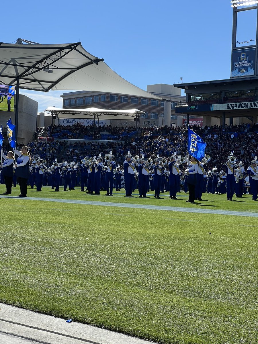 IceBorg's tweet photo. @GoJacksFB @GoJacksSDSU Good band show at half.  2nd half is underway.  Montana ball to start things.  @GoJacksFB lead 7-3 in the #FCSChampionship https://t.co/bZ7z2UKr8J