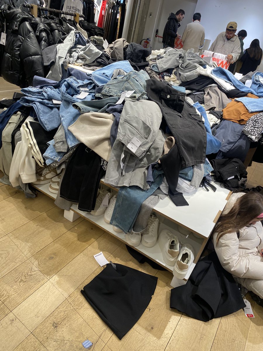 _opogc's tweet photo. La gente en época de rebajas pierde toda la poca falta de humanidad que tienen (si les queda algo). Pobres dependientes en estas fechas lo que tienen que estar pasando. Ponía a todos esos desgraciados a doblar ropa hasta el fin de sus días. Adjunto foto porque es vergonzoso: https://t.co/QO9cpRIRcs