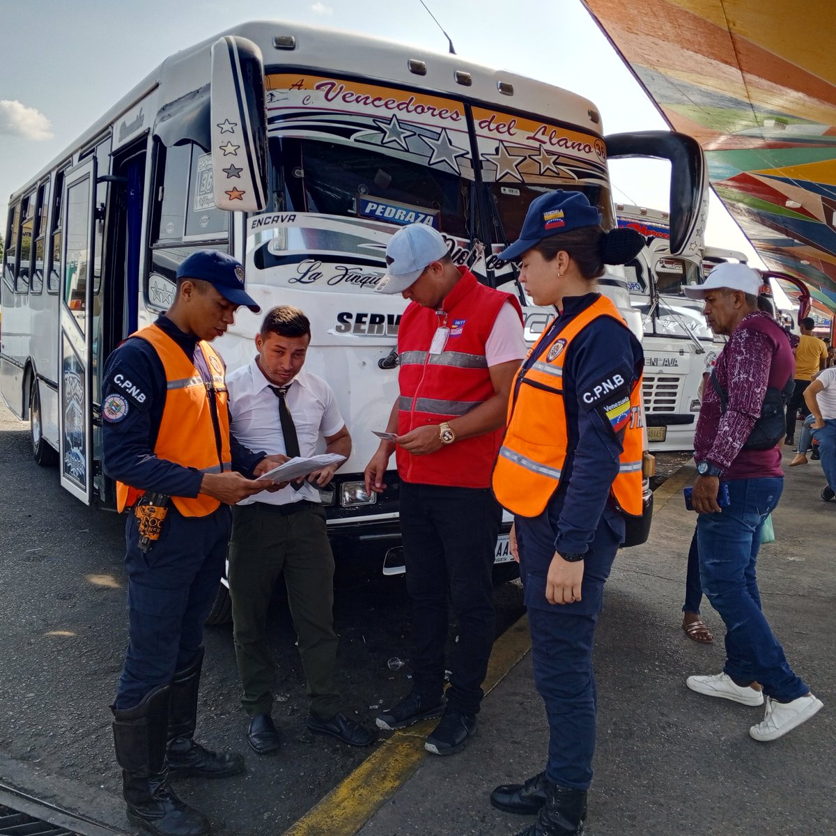 #INTT Barinas en conjunto con la @PNBVzla supervisan este #07Ene las normas de seguridad que deben cumplir las unidades de transporte público de personas del municipio Barinas, garantizando un retorno seguro a los temporadistas. 

#GeneralPatriotaAlPanteón