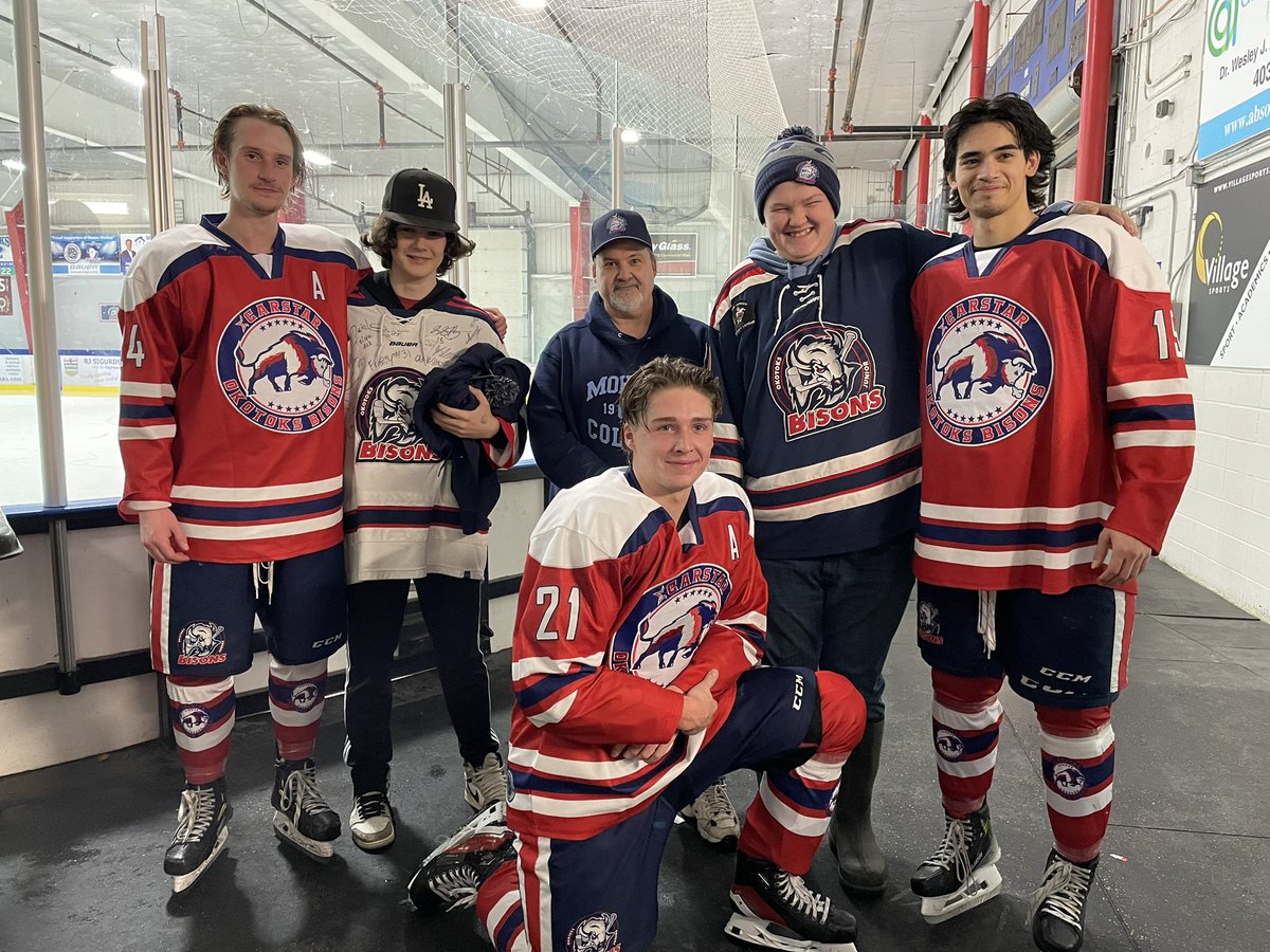 OkotoksBisons's tweet photo. We had some very dedicated fans attend our game last night who drove all the way from Medicine Hat in the snow! Both games they’ve come down for this season it has snowed so these guys really deserve a massive shoutout for the passion they display for our team. #onebigbison https://t.co/4yEZ0qlUG2