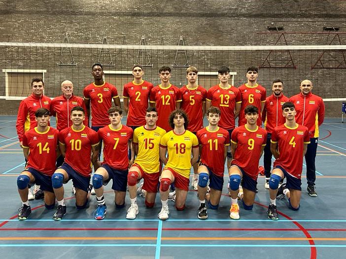 #EspañaSub20M | 💪🏽💥 Calentando motores para pasar a la acción 😏 

La Selección Sub20 Masculina, tras una parada técnica en Países Bajos, viajará mañana a Frankfurt (Alemania) para disputar el Torneo WEVZA de su categoría🤩

PRIMER PARTIDO >> vs Países Bajos - 09/01/24 - 14:00h