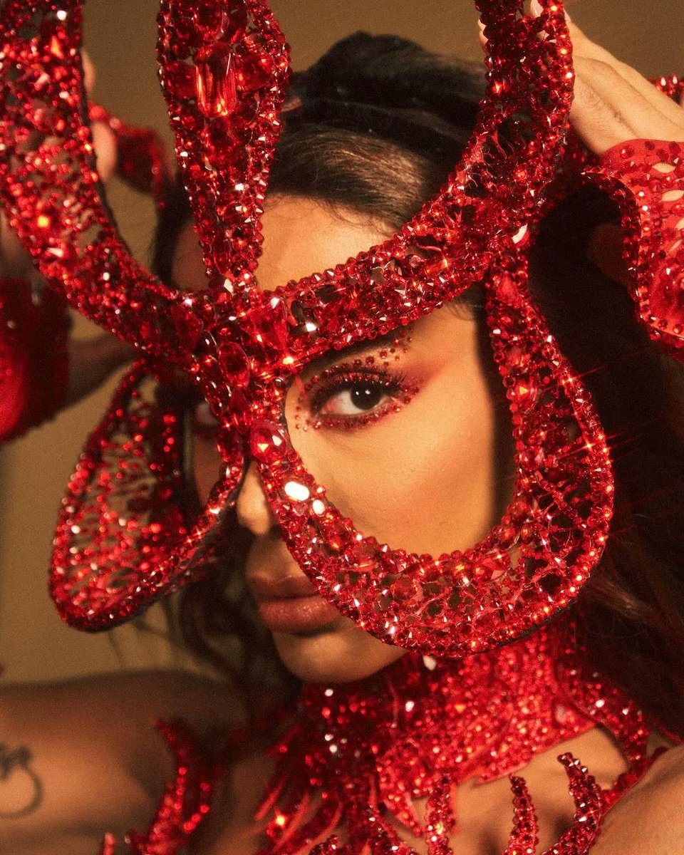 A patroa não para! ✨ Anitta está pronta para mais uma edição do #EnsaiosdaAnitta, que rola neste domingo (7), em Florianópolis. Com o tema “Escolas de Samba”, a gata escolheu uma fantasia vermelha pra lá de vibrante para homenagear a Grande Rio! As fotos foram divulgadas pela