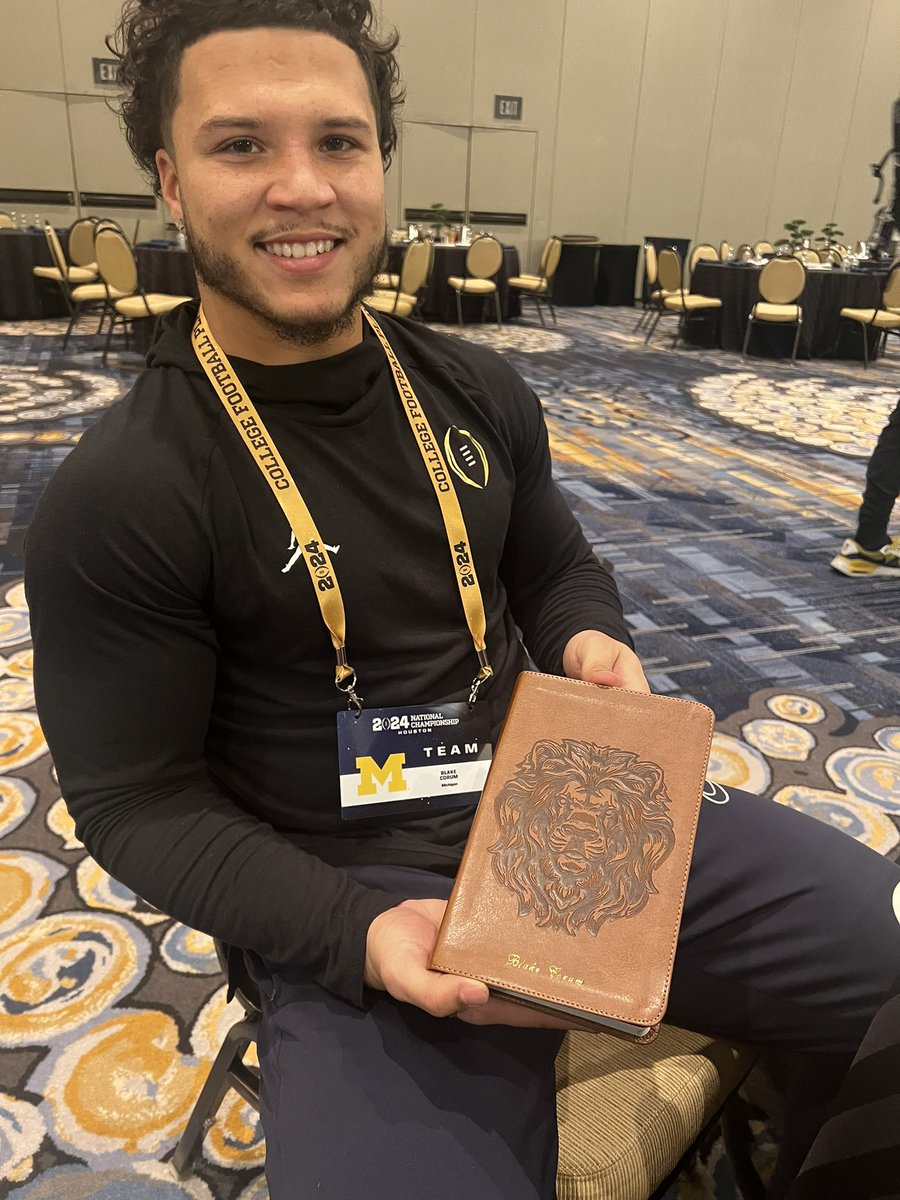 sportsiren's tweet image. When I asked @UMichFootball heart and soul Blake Corum how he prepares mentally for each game, he reached in to his back pack for the book he reads every morning! He is rooted in faith and this bible is his peace.
