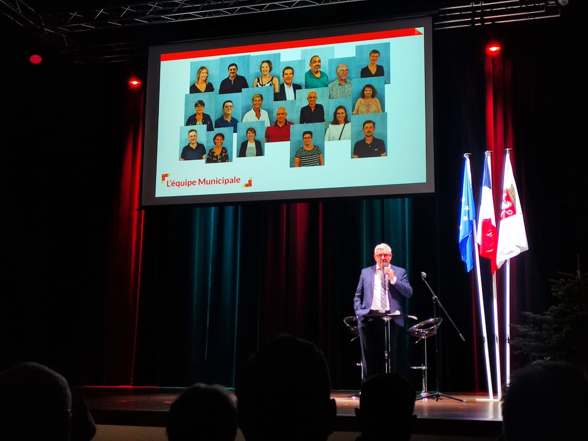 Eti_Vermersch's tweet photo. Très belle cérémonie des voeux 2024 célébrant les valeurs fédératrices du sport à @ClissonVille autour de @XavierBONNET et de son équipe, engagée pour le bien commun et au service des habitants. 
En 2024, Clisson continuera de rayonner avec de nombreux projets enthousiasmants ! https://t.co/trYPHBOaiK