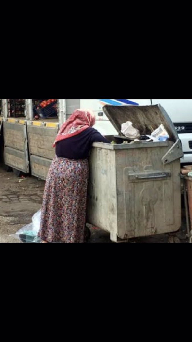 Nur_Diyor_ki's tweet photo. Bir şehrin çöplerini; sokak hayvanlarından önce, yoksul İnsanlar karıştırıyorsa; o ülkede adalet ve İnsanlık ölmüştür

 #EmekliyiDiriDiriYediler https://t.co/GOkKNrSWqv