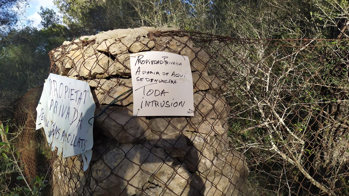 ToniRamos64's tweet photo. Avui hem anat a fer una volta en bicicleta pujant per es camí de Son Binissalom, cap a Llucmajor, i mos hem trobat es camí de ses Covetes tancat, inclús han arrebassat s'indicació de camí públic. @ajllucmajor. https://t.co/CJDFpJB5bF