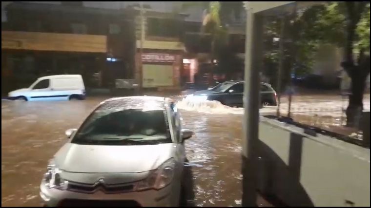 Evacuados, granizo y rutas cortadas durante un fuerte temporal en Córdoba ow.ly/Z2xN30syVqq