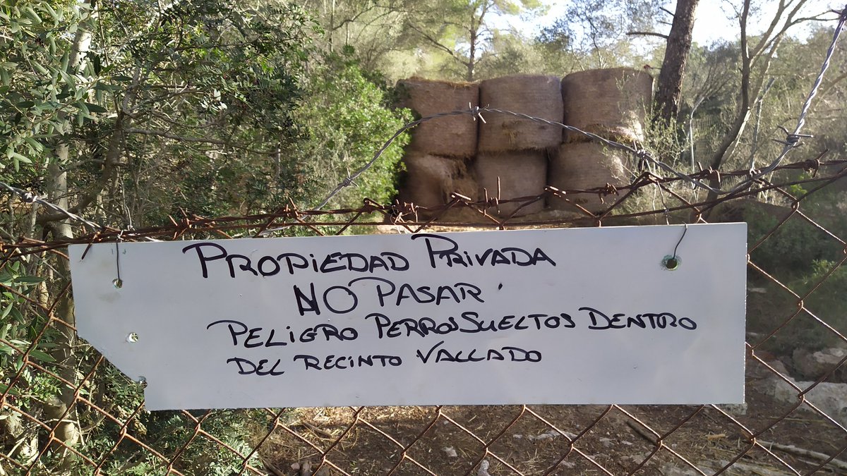 ToniRamos64's tweet photo. Avui hem anat a fer una volta en bicicleta pujant per es camí de Son Binissalom, cap a Llucmajor, i mos hem trobat es camí de ses Covetes tancat, inclús han arrebassat s'indicació de camí públic. @ajllucmajor. https://t.co/CJDFpJB5bF