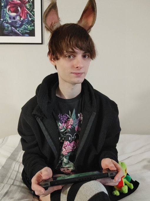 Don't mind me playing Pokemon :3 ~  Could we cuddle afterwards 💚 ? https://t.co/bfXQtdw6RT