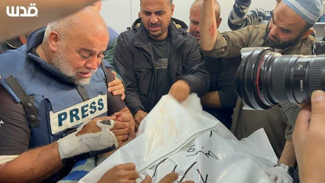 leensameer3's tweet photo. " يُخفي عن الناسِ دمعًا ليس يرسِلُهُ
والدمعُ بادٍ سواءٌ سالَ أو جَمُدا! " https://t.co/fx5sFZnqyw