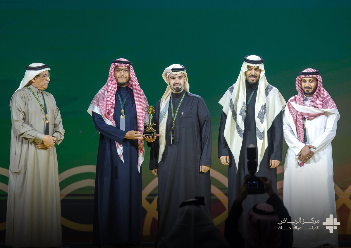 مركز الرياض للدراسات والأبحاث (@rcrs_sa) on Twitter photo سعدنا بحصول منصة سعوديون <a href="/saudis/">Saudis | سعوديّون</a> - إحدى مبادرات المركز - على جائزة أفضل أغنية وطنية عن عمل #ساهرون خلال حفل #جائزة_التميز_الإعلامي لعام 2023 والذي تسلمها الرئيس التنفيذي لمركز الرياض.
نعتز بهذا التكريم والذي يؤكد بأهدافنا في تعزيز الإبداع والإرتقاء بالأعمال الوطنية. سعدنا بحصول منصة سعوديون <a href="/saudis/">Saudis | سعوديّون</a> - إحدى مبادرات المركز - على جائزة أفضل أغنية وطنية عن عمل #ساهرون خلال حفل #جائزة_التميز_الإعلامي لعام 2023 والذي تسلمها الرئيس التنفيذي لمركز الرياض.
نعتز بهذا التكريم والذي يؤكد بأهدافنا في تعزيز الإبداع والإرتقاء بالأعمال الوطنية.
