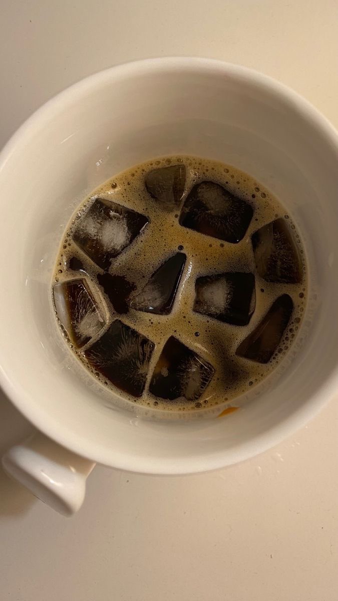 - كوُب قهوة وأمورك تتصلح يا إنسان🤎