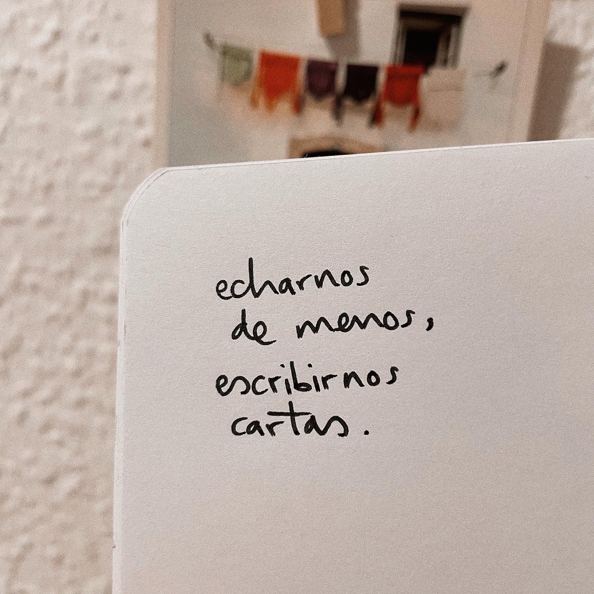 descubrir ciudades, 
compartir domingos, 
comprar el pan, 
regalarte libros,

salir a cenar, 
echarte de menos, 
escribirte cartas 
cuando estemos lejos;

en definitiva: 
ir viviendo teniéndonos cerca, 
de algún modo u otro 
tenernos bien cerca.