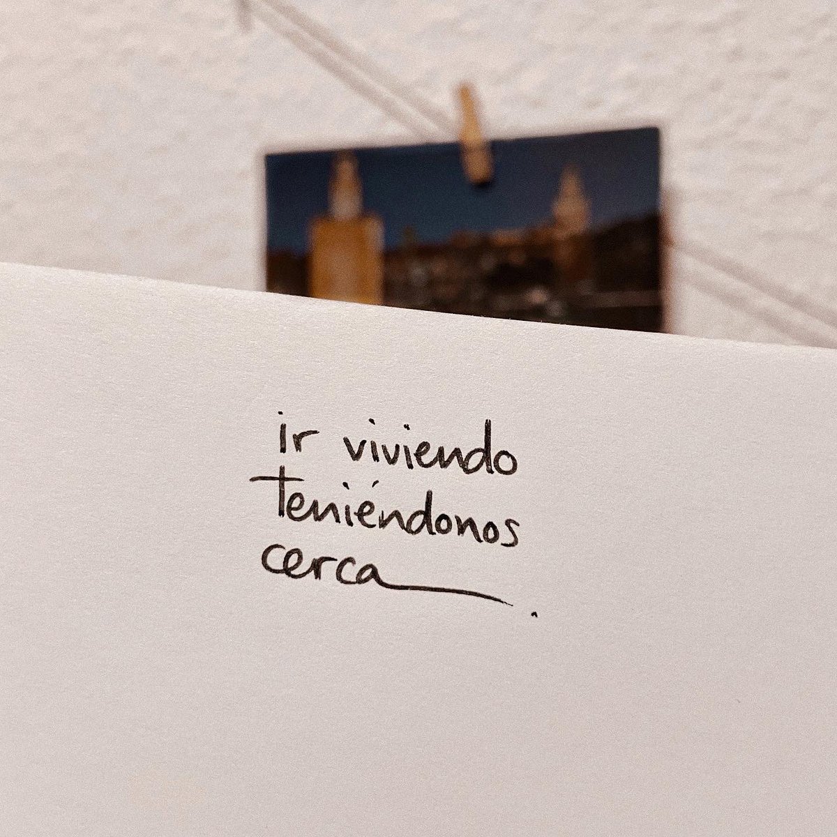NereaNerNerea's tweet photo. descubrir ciudades, 
compartir domingos, 
comprar el pan, 
regalarte libros,

salir a cenar, 
echarte de menos, 
escribirte cartas 
cuando estemos lejos;

en definitiva: 
ir viviendo teniéndonos cerca, 
de algún modo u otro 
tenernos bien cerca. https://t.co/NL30GzKDOk