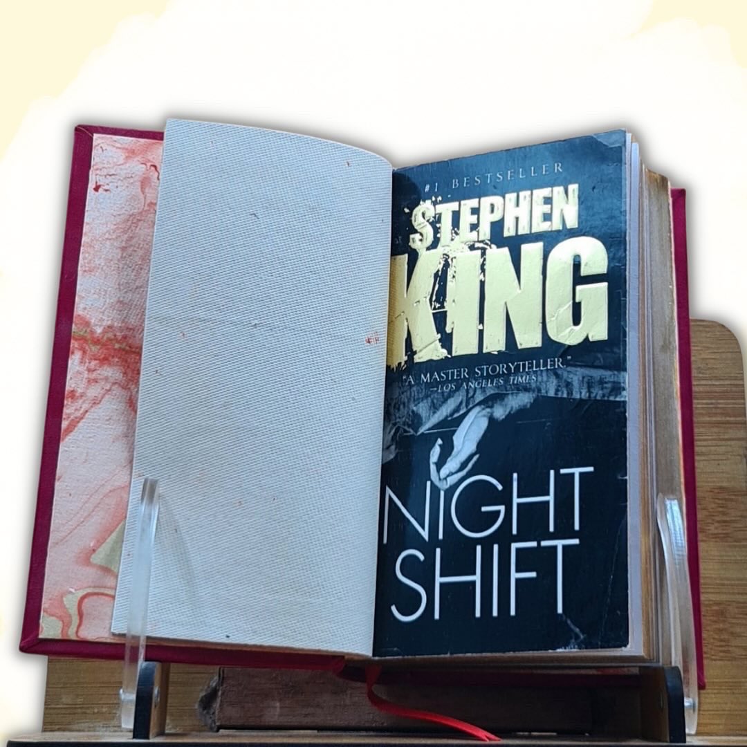 RareBiblio's tweet photo. Embracing the eerie elegance of #StephenKing! 📚✨ Bound in bespoke leather, these tales of suspense and horror now wear hues as diverse as the emotions they evoke. A chapter of customization and creativity unfolds with every turn. @rarebiblio🧟 https://t.co/ie43eMzoWU