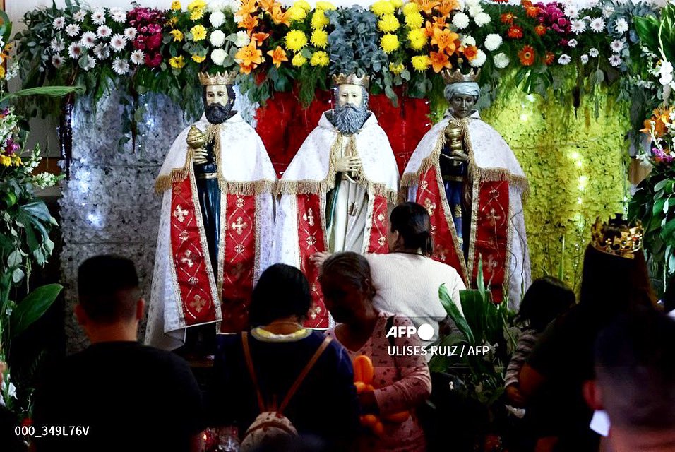 35mmfotografia's tweet photo. Fieles católicos veneran estatuas de los Reyes Magos en la víspera del Día de Reyes en la iglesia de Cajititlán en Tlajomulco de Zúñiga, estado de Jalisco, México. @afp @AFPcom @AFPphoto #AFP @AFPespanol #AFP #ReyesMagos #traditions #Cajititlan #catholic #Mexico #Jalisco https://t.co/yuM3QpIqFX