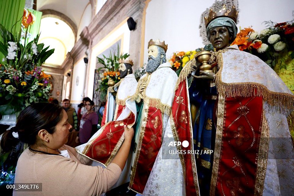 35mmfotografia's tweet photo. Fieles católicos veneran estatuas de los Reyes Magos en la víspera del Día de Reyes en la iglesia de Cajititlán en Tlajomulco de Zúñiga, estado de Jalisco, México. @afp @AFPcom @AFPphoto #AFP @AFPespanol #AFP #ReyesMagos #traditions #Cajititlan #catholic #Mexico #Jalisco https://t.co/O0t7XPGLHJ