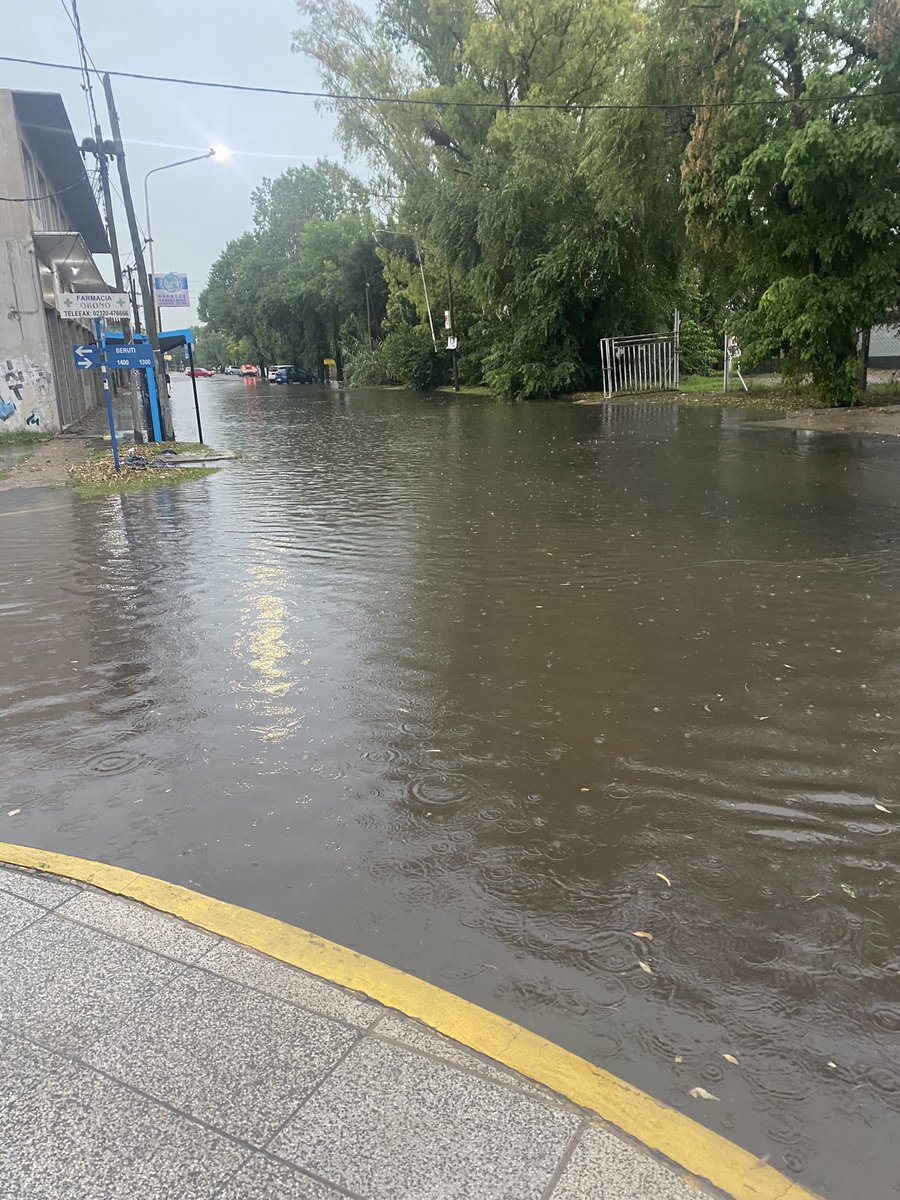 arielaoro's tweet photo. @solotransito @mtoporovsk Del Viso / Frente a la Estación https://t.co/5gYXNZAxal