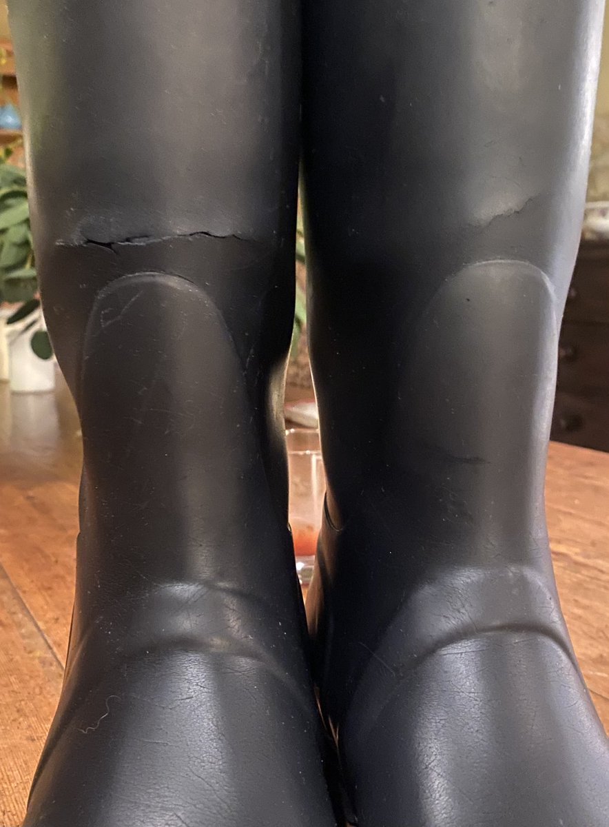 laurabird66's tweet photo. @HunterBoots very disappointed. This is the 2nd pair of original tall that have split across the front above the ankle. Less than 18 months of light weekend wear. 
Assumed the 1st pair may have been faulty as they also peeled..but both pairs??? https://t.co/RD0z3yjrJ4