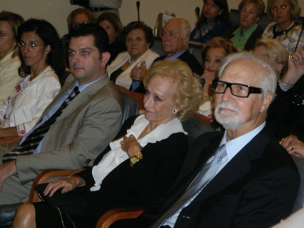 alikimits's tweet photo. Μιά σπουδαία γυναίκα έφυγε... Τη Νανά Δούκα είχαμε βραβεύσει με θέμα «Αξίες και αξιώσεις της σύγχρονης γυναίκας, συμβολή στην ανάπτυξη της κοινωνίας των πολιτών» και τη ρήση του Σόλωνα «Αρετήν Επαίνει» το 2006, στο Αμφιθέατρο του ΥπΕξ. https://t.co/JJ9Zetvapf https://t.co/ZLQsQkHQiX