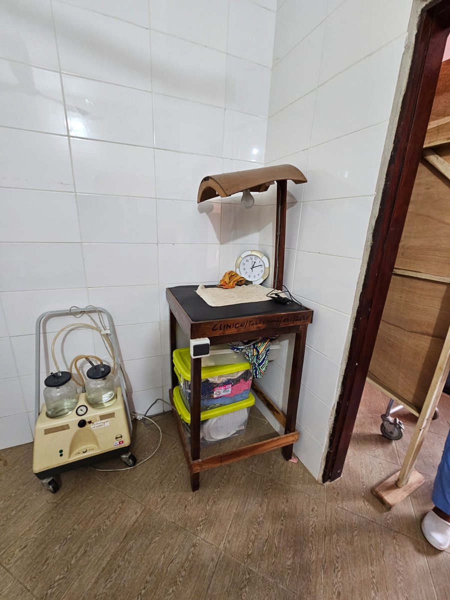 Dnes po půlnoci jsme přistáli v Beninu 🇧🇯. V poledne už jsme byli v Akpro Missérété v malé nemocnici s chirurgií, gynekologicko-porodnickým oddělením, dětským a všeobecným lékařem, lékárnou. Na fotkách porodní sál a novorozenecký resuscitační stolek. Zítra už naplno do práce 🩺.