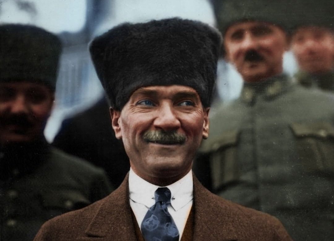 TTAgrup's tweet photo. Şeyh Sait’in torunu, “Kürtler İslami bir rejim istiyordu fakat Mustafa Kemal hepsini öldürttü.” demiş...

YAŞA VAR OL ATATÜRK! https://t.co/RSqnjKYZuS
