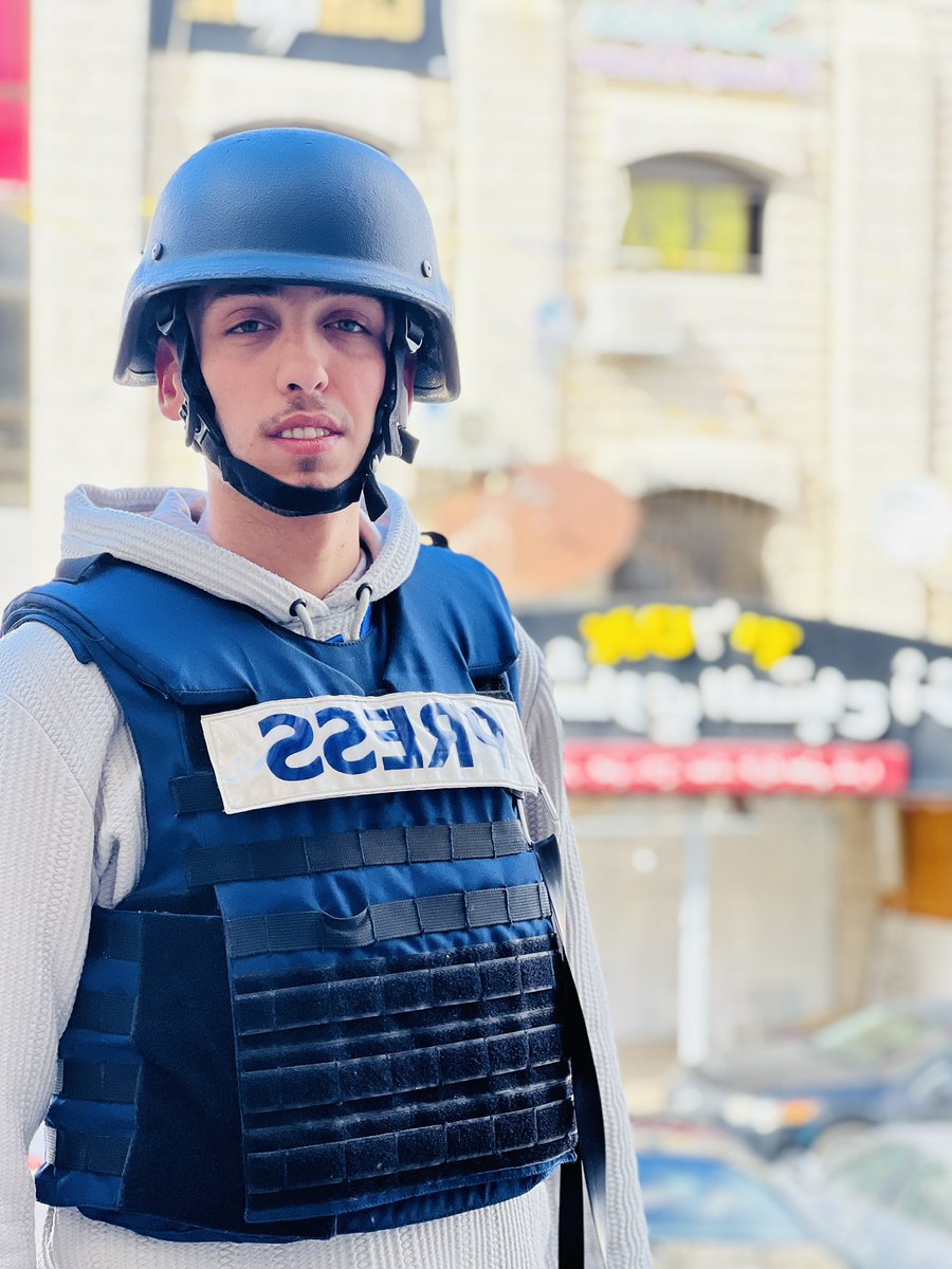 saif_kwasmi's tweet photo. الدرع والخوذة الصحفية عنصران مهمان لحماية الصحفي في حالة الخطر والحروب أثناء تغطيته الميدانية، إلا في فلسطين👌

فالدرع والخوذة يشكلان خطراً كبيراً على حياة الشخص الذي يرتديهم
لأنه يصبح هدفاً أساسياً أمام نارِ الإحتلال الصهيوني وصواريخه

 ١١٠ صحفي استشهدوا في غزة خلال ثلاثة شهور https://t.co/KtJuLGia3Z