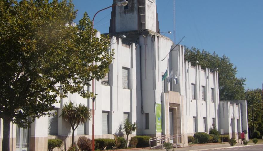 #Ajuste
🚨 Polémica por los #despidos de trabajadores municipales en distritos bonaerenses
🤬 En #25DeMayo desvincularon a unos 300 empleados y en #Puan, una comuna en conflicto, fueron más de 700.

#MileiTraidorALaPatria
#Renuncien
#LeyOmnibus

infobonaerenses.com.ar/nota/35527/pol…