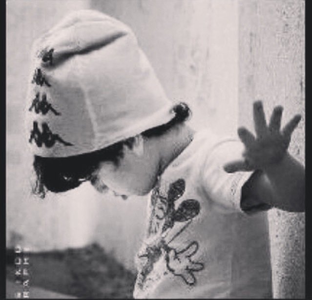 تـباع الأحـذيـة خـلف الـزجاج في محـلات مـكـيفة ؛
بينما تبـاع الكتب 📚عـلى أرصـفـة الـشـوارع....
عنـدمـا تـستـبدل العقـول بالارجـل ...