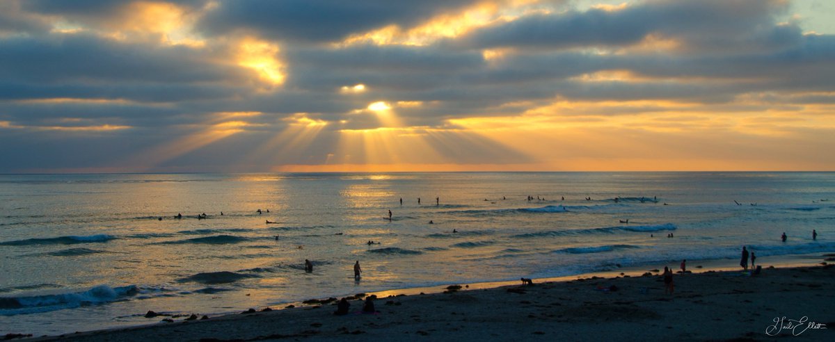 #SundaySunsets #sunset #pano🌅 @PanoPhotos @LiveaMemory @sl2016_sl @leisurelambie @FitLifeTravel #Sunrays over the ocean in Cardiff by the Sea #California #WestCoast #SanDiego