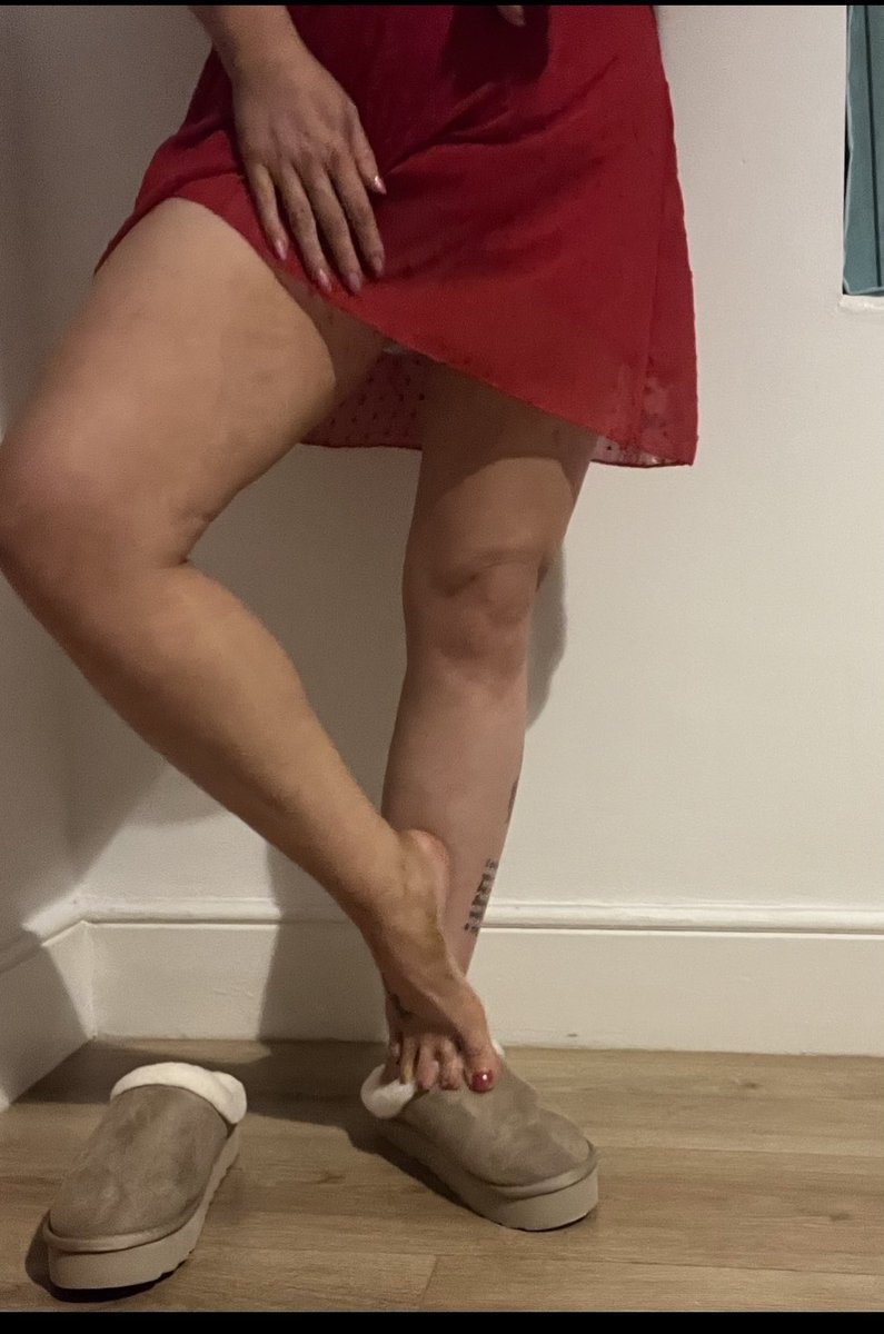 theonlyduo's tweet photo. Can’t beat slippers with no socks after a long day. These feet need some TLC and Iv got know one to do it… who wants the pleasure?? Xxx https://t.co/W2K9FV2uef